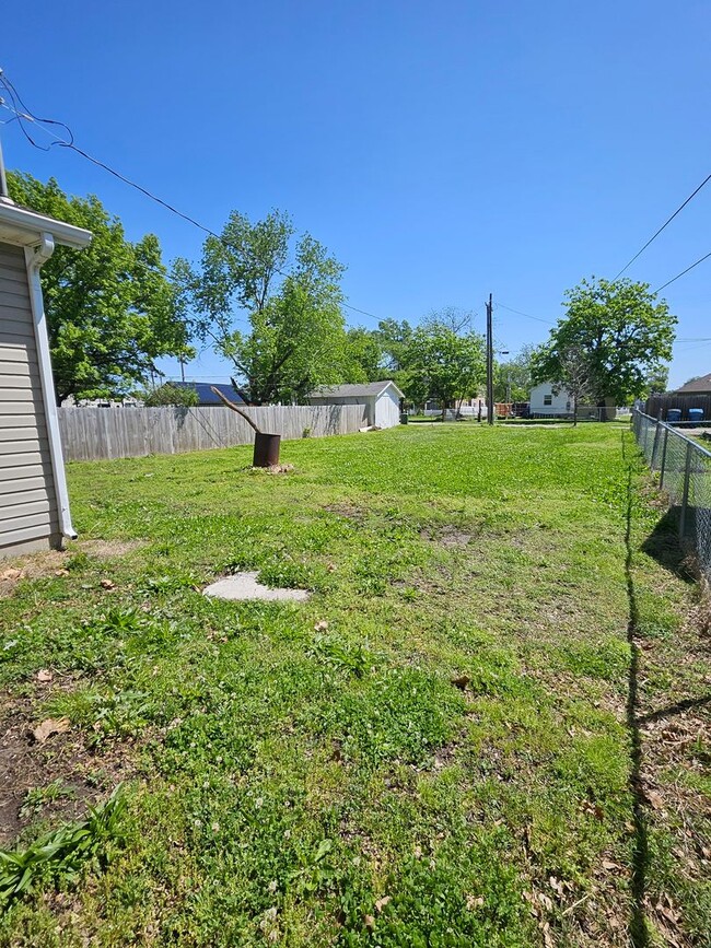 Building Photo - 3 Bedroom, 1 Bath House in Cute Neighborhood!