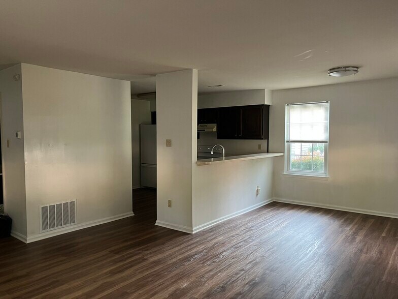 Building Photo - 2401 Greensward N