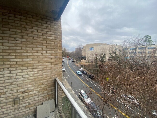 Building Photo - Updated One Bed One Bath Just a block from...
