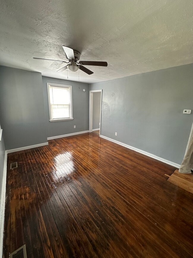 Building Photo - 3 bed 2 bath house on North Side! All electric, Central Air, laundry included, big yard