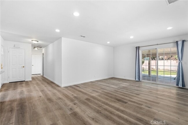 Building Photo - 8691 Davmor Ave