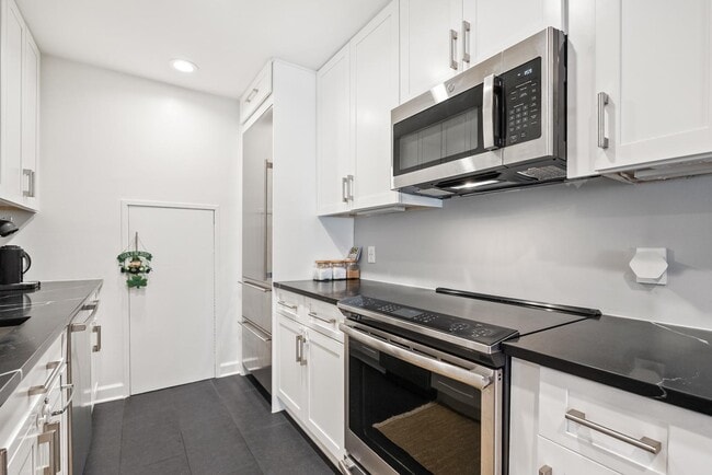 Building Photo - 1710 Summit Pl NW