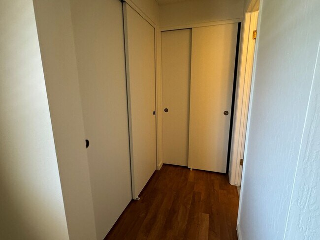 Building Photo - 3 Bedroom 2 bath with beautiful landscapin...
