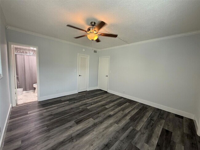 Building Photo - 2121 NE 42nd Ct