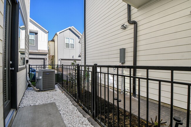 Building Photo - 2305 Silva Park Ln