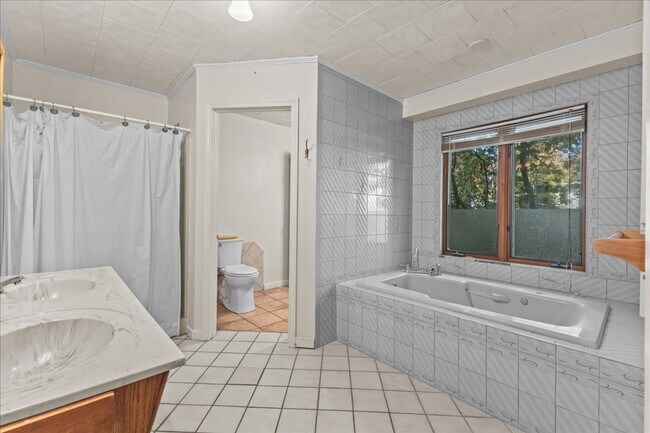 Building Photo - Well-Cared for historic beauty in private setting tucked in the Hill Section