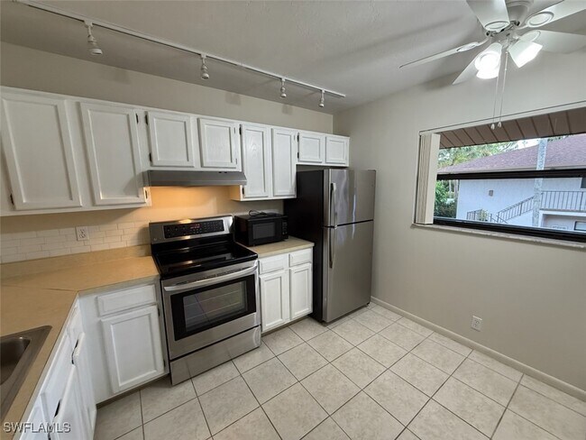 Building Photo - 1801 Courtyard Way