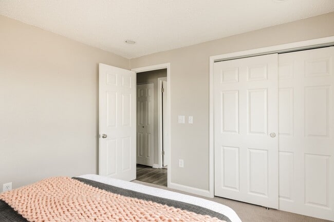 Building Photo - Top-Floor 2BA, 1BA Cap Hill Condo with Par...