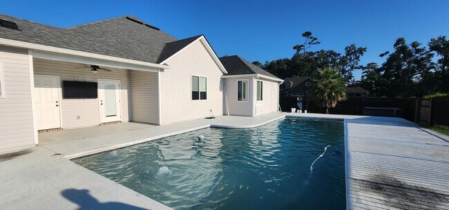 Building Photo - Elegant 4-Bedroom Valdosta Home with Vaulted Ceilings, Pool, and Outdoor Living