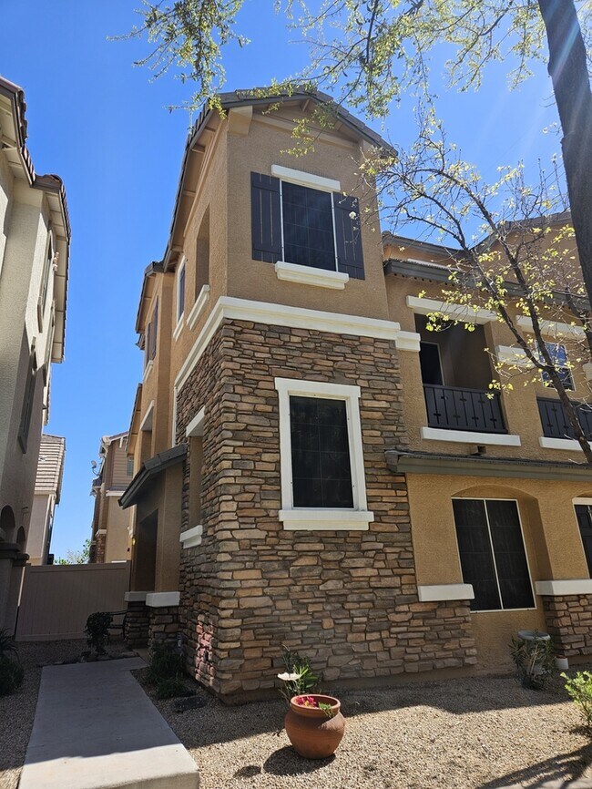 Building Photo - 3 Bed 3 Bath 2 CG Walking distance to Downtown Gilbert. Great Location