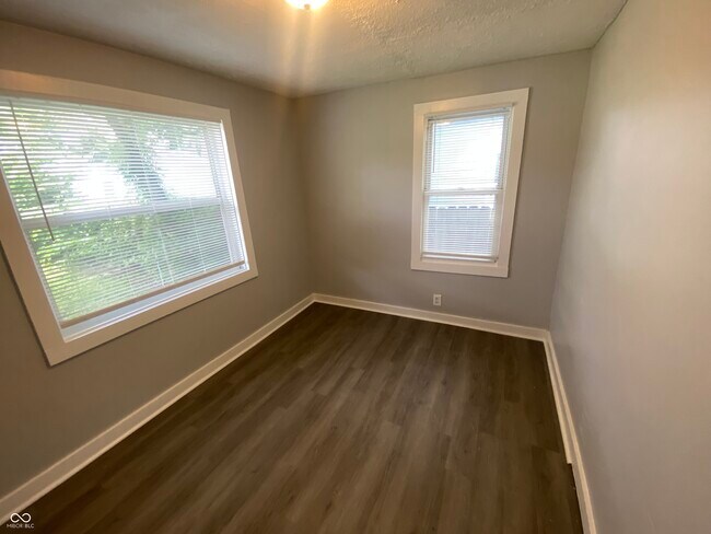 Building Photo - 402 N Bradley Ave