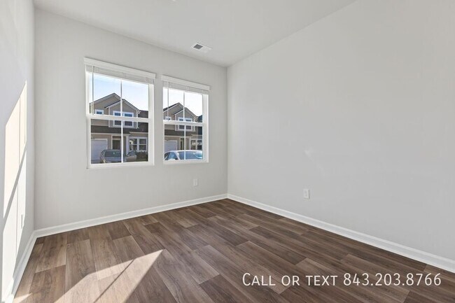Building Photo - 2103 Victory Wy