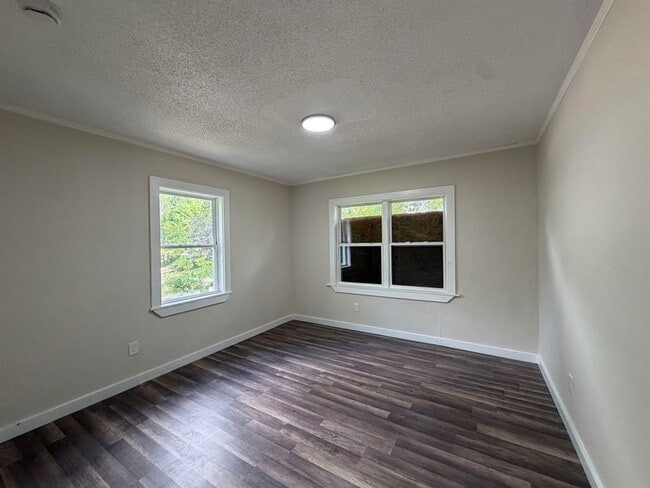 Building Photo - 8 E Brooks Rd