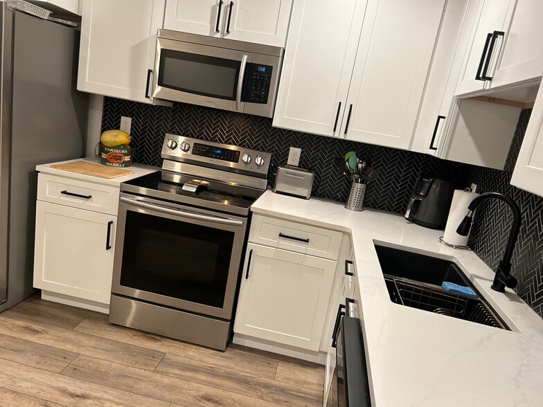 Building Photo - Room in House on Welch St SW