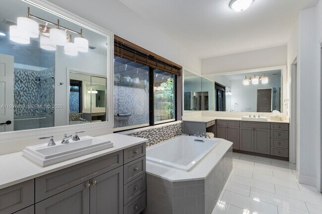 Building Photo - 324 SW 30th Rd