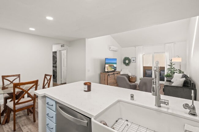Building Photo - 3BR/2BA Condo with Vaulted Ceilings, Close Proximity to UCSD and Medical Centers! Available APRIL...