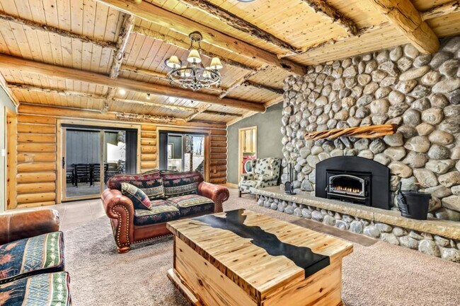 Building Photo - 306 Lona Dr