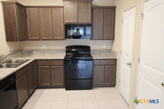 Building Photo - 1705 Montell St