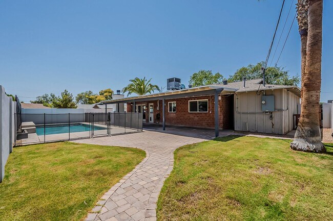 Building Photo - Three bedrooms and POOL in South Scottsdale!