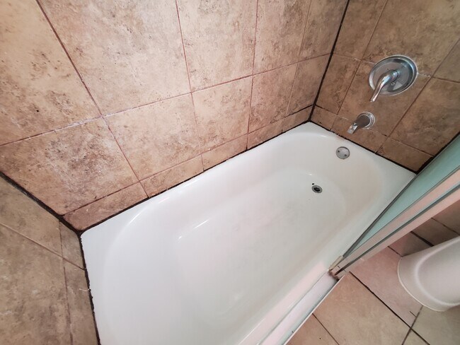 bath - 2309 Grand Ave