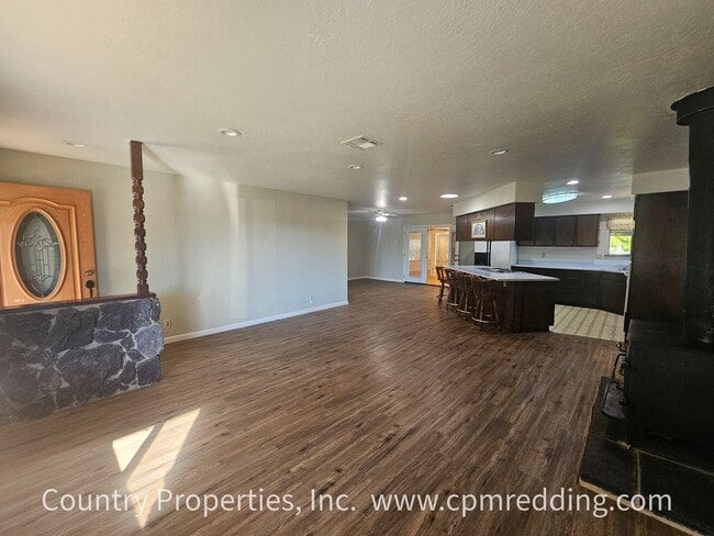 Building Photo - Spacious House with Landscaper Included Av...