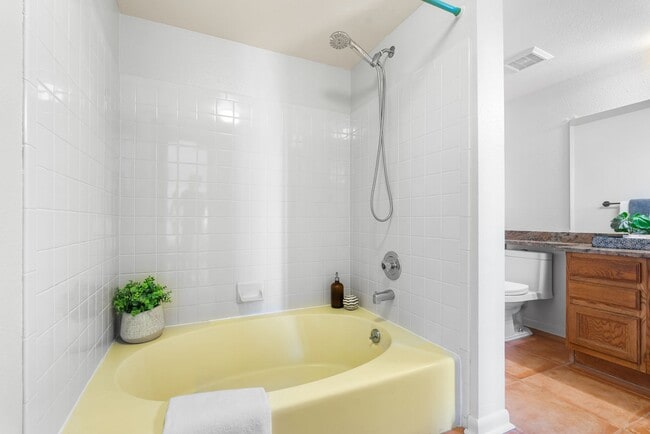 Building Photo - Bright and Spacious 2-Bedroom Condo + Loft...