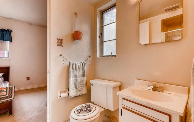 Building Photo - 3 bedroom / 2 bathroom house with large ba...