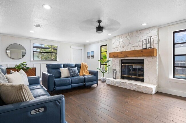 Building Photo - 12756 Poinsettia Ave