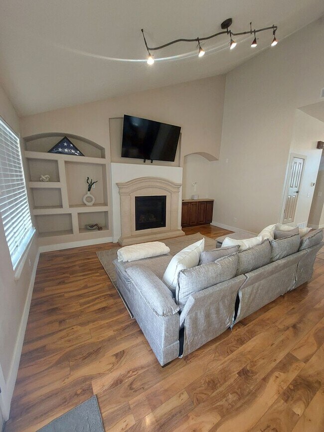 Building Photo - 4 BEDROOM 2 BATHROOM HOME 3 CAR GARAGE HOM...