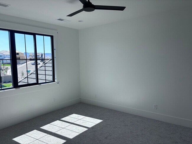 Building Photo - Brand New 6 Bed 4 bath home with built in ...