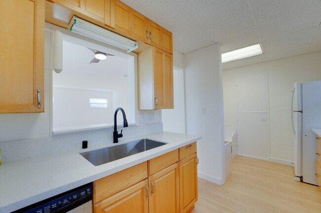 Building Photo - 1344 Diamond St