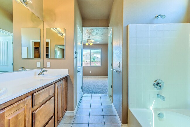 Building Photo - Beautiful Coral Canyon Home with Modern Up...