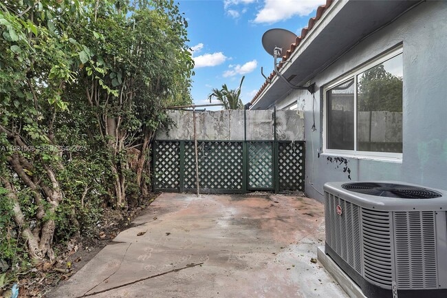 Building Photo - 634 SW 10th St