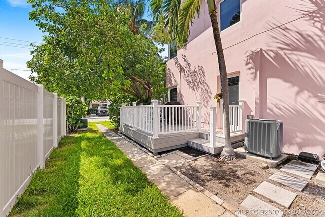 Building Photo - 990 Casuarina Rd