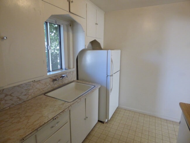 Building Photo - 1 Bedroom Apt in town. Water and trash included
