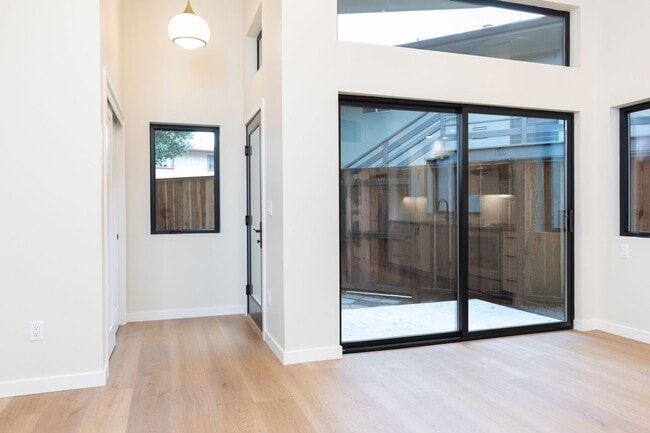 Building Photo - Private, Elegant and Sophisticated Westsid...