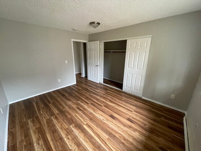 Building Photo - 445 SW Elm Rd