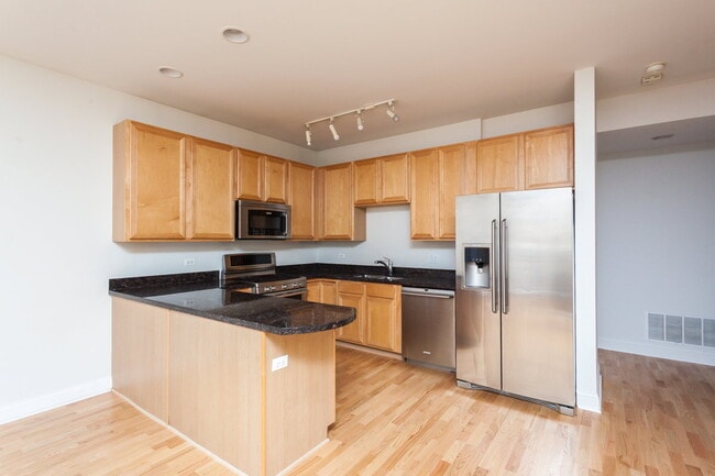 Building Photo - 2330 W St Paul Ave