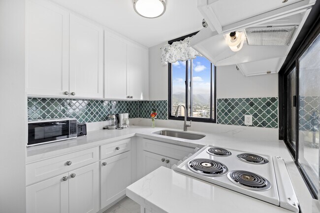 Building Photo - 2121 Ala Wai Blvd