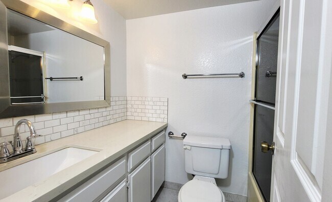 Building Photo - 2 Bedroom/ 2 Bath Condo In The Heart of Gl...