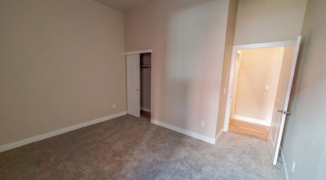 Building Photo - Large 2 Bedroom Condo with Patio!