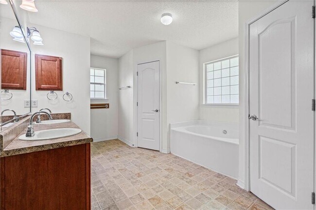 Building Photo - 4120 Fenwick Loop S