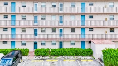 Building Photo - 725 Lori Dr