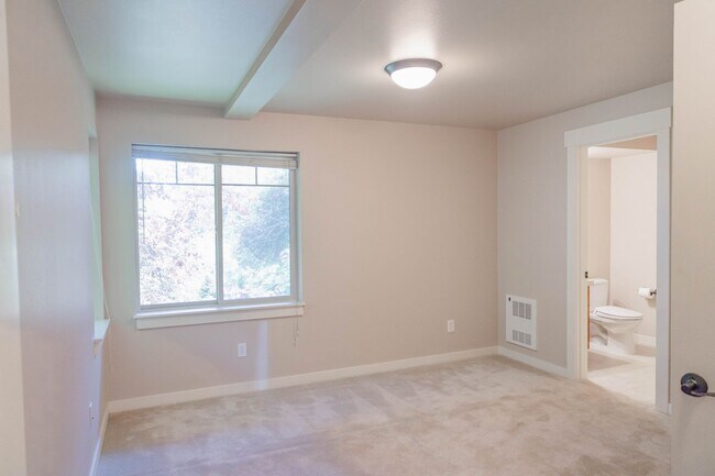 Building Photo - Townhouse Move-In Special – Half Month Fre...