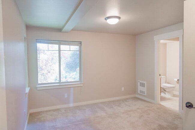 Building Photo - Townhouse Move-In Special – Half Month Free! Beautiful townhouse 3 beds 2.5 baths and garage.