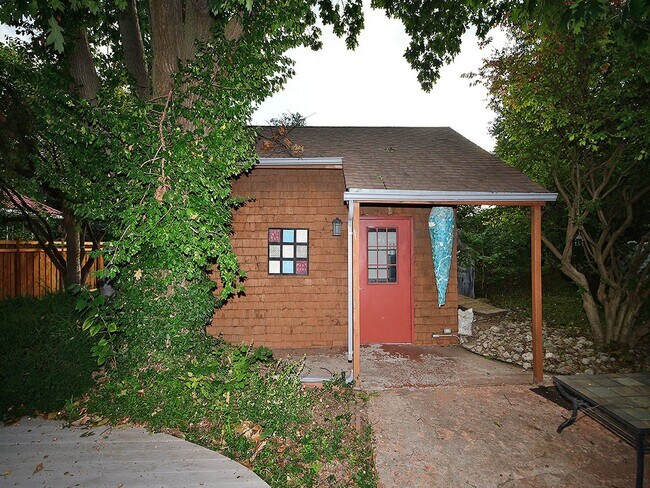 Building Photo - Cool House
