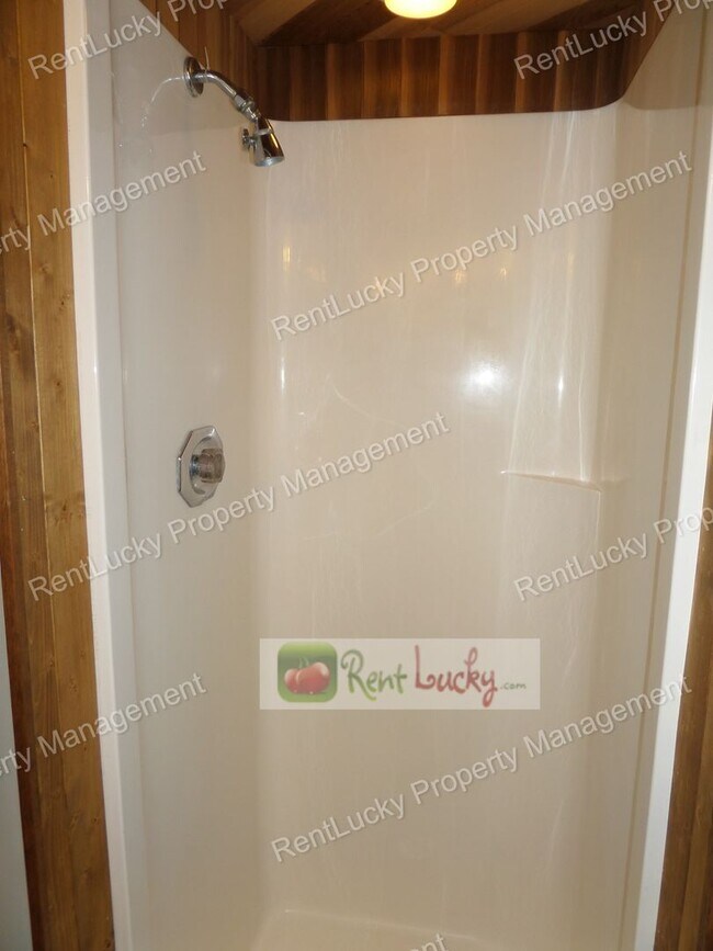 Building Photo - Wonderful & Updated 3-Bedroom Home w/Custom Chicken Coop in Redmond FOR RENT!!