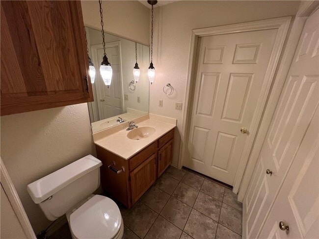 Building Photo - 323 S 11th Pl