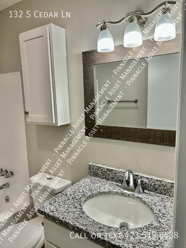 Building Photo - 132 S Cedar Ln