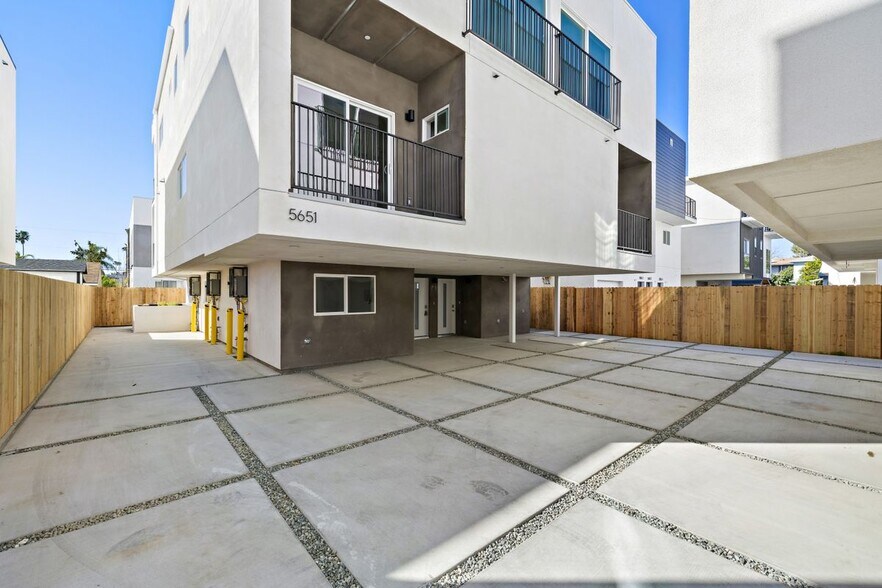 Building Photo - 5649 Case Ave